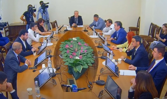 Արթուր Ղազինյանը կրկին չընտրվեց ԱԺ պաշտպանության և անվտանգության հարցերի մշտական հանձնաժողովի նախագահի տեղակալ (տեսանյութ)